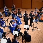 会場に華麗な音色を響かせるスーパーストリングスコーベの奏者＝中央区東川崎町１（撮影・風斗雅博）