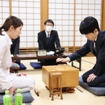 記念対局に臨む藤井聡太王位（右）と里見香奈女流王位＝関西将棋会館