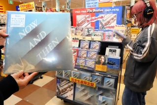 ビートルズの新曲「ナウ・アンド・ゼン」を収録したレコードやＣＤが並ぶ特設コーナー＝神戸市中央区雲井通７、タワーレコード神戸店