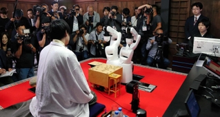 将棋ソフト「ＰＯＮＡＮＺＡ」が佐藤天彦名人（当時）との２番勝負を制し、コンピューターが判断力で人間を上回ったことを強く印象づけた＝２０１７年５月、姫路市本町、姫路城
