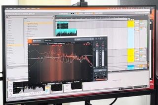 ｔｏｆｕｂｅａｔｓがトラック処理のため使用しているＡＩ搭載のソフト。トラックの音の被りを視覚的に確認できる＝東京都内