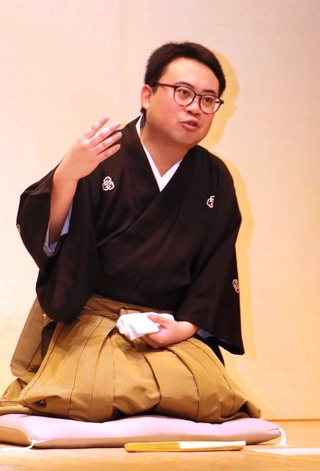 阪神・淡路大震災の創作浪曲を披露する真山隼人さん＝神戸市兵庫区新開地２、神戸新開地・喜楽館