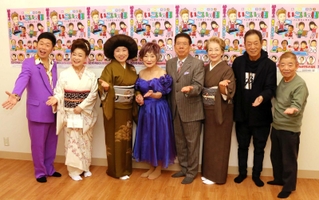 吉本新喜劇の６０歳以上の座員が出演した舞台「生存確認ライブ・いこいの郷～インガスンガスン」。藤山直美（左から３人目）と中村美律子（同２人目）が友情出演した＝大阪市中央区難波千日前、なんばグランド花月