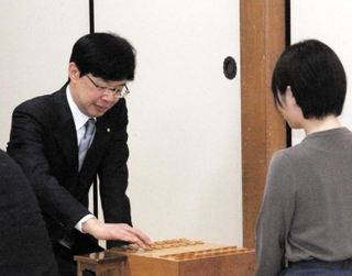 関西将棋会館の指し初め式に臨む谷川浩司十七世名人＝５日午前、大阪市福島区