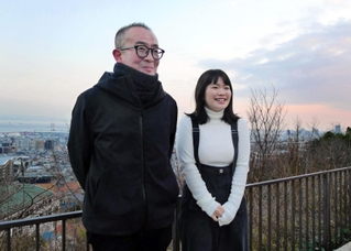 震災30年の節目に公開予定の映画「港に灯がともる」の監督、安達もじりさん（左）とヒロインの富田望生さん＝神戸市灘区