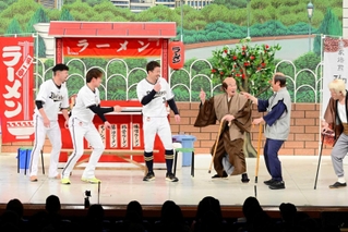　ギャグを伝授される（左から）小木田敦也選手、阿部翔太選手、安達了一選手＝大阪市中央区難波千日前、なんばグランド花月（吉本興業提供）