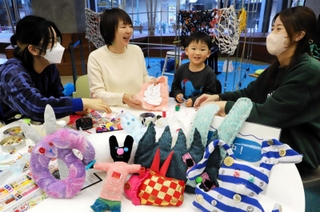 「ふれてみるツキ」でウサギなどを作るワークショップを手がけた信耕ミミさん（左から２人目）と参加者ら＝神戸市兵庫区新開地５、新開地アートひろば