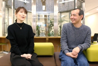 激励公演を回想するピッコロ劇団員の平井久美子さん（左）と吉村祐樹さん＝尼崎市南塚口町３