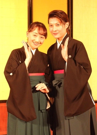 「最後まで全力で」と語る楊琳さん（右）と舞美りらさん＝大阪市内