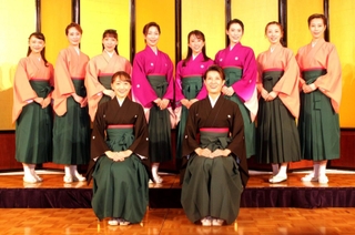 大阪松竹座「レビュー　春のおどり」制作発表に出席した楊琳（前列右）と舞美りら（同左）らＯＳＫの団員＝大阪市内