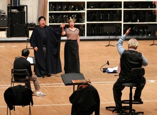 「ナブッコ」の稽古に励む出演者ら＝東リいたみホール（伊丹市民オペラ公演実行委員会提供）