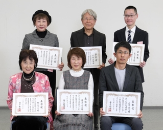 神戸新聞文芸の最優秀賞に決まった（後列左から時計回りに）菅野美和子さん、今﨑良平さん、中村真也さん、二宮武志さん、佐々木恵美さん、桂美千代さん＝神戸新聞社（撮影・小林良多）