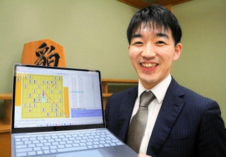 ＡＩソフトを使った研究方法について解説する冨田誠也四段＝大阪市福島区、関西将棋会館
