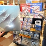 ビートルズの新曲「ナウ・アンド・ゼン」を収録したレコードやＣＤが並ぶ特設コーナー＝神戸市中央区雲井通７、タワーレコード神戸店
