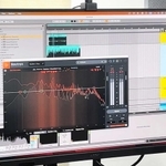 ｔｏｆｕｂｅａｔｓがトラック処理のため使用しているＡＩ搭載のソフト。トラックの音の被りを視覚的に確認できる＝東京都内