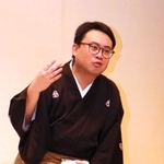 阪神・淡路大震災の創作浪曲を披露する真山隼人さん＝神戸市兵庫区新開地２、神戸新開地・喜楽館