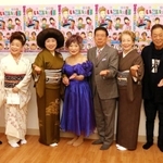 吉本新喜劇の６０歳以上の座員が出演した舞台「生存確認ライブ・いこいの郷～インガスンガスン」。藤山直美（左から３人目）と中村美律子（同２人目）が友情出演した＝大阪市中央区難波千日前、なんばグランド花月