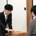 関西将棋会館の指し初め式に臨む谷川浩司十七世名人＝５日午前、大阪市福島区