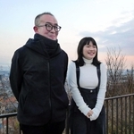 震災30年の節目に公開予定の映画「港に灯がともる」の監督、安達もじりさん（左）とヒロインの富田望生さん＝神戸市灘区