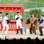 　ギャグを伝授される（左から）小木田敦也選手、阿部翔太選手、安達了一選手＝大阪市中央区難波千日前、なんばグランド花月（吉本興業提供）