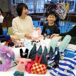 「ふれてみるツキ」でウサギなどを作るワークショップを手がけた信耕ミミさん（左から２人目）と参加者ら＝神戸市兵庫区新開地５、新開地アートひろば