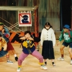 １９９５年１０、１１月、第２次被災地激励公演として上演された「学校ウサギをつかまえろ」（ピッコロ劇団提供）