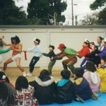 避難所となっていた学校などで上演した激励公演の「大きなカブ」では、子どもたちも参加した（ピッコロ劇団提供）