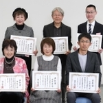神戸新聞文芸の最優秀賞に決まった（後列左から時計回りに）菅野美和子さん、今﨑良平さん、中村真也さん、二宮武志さん、佐々木恵美さん、桂美千代さん＝神戸新聞社（撮影・小林良多）