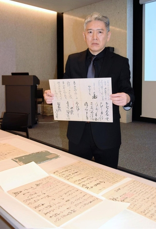 姫路城時代の羽柴秀吉の元にあった書状群の写しとみられる新史料を発見した村井祐樹・東京大史料編纂所准教授＝姫路市本町、兵庫県立歴史博物館