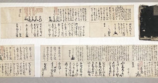 姫路城時代の羽柴秀吉の元にあった書状群の写しとみられる史料＝姫路市本町、兵庫県立歴史博物館