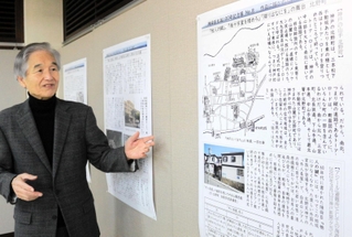 陳舜臣さんゆかりの地図などを紹介する橘雄三さん＝神戸市中央区海岸通３、神戸華僑歴史博物館