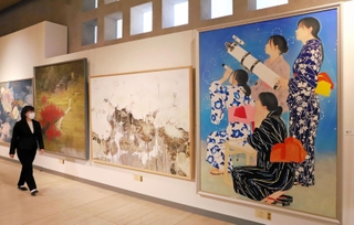 特選に選ばれた日本画が並ぶ展示室＝神戸市東灘区向洋町中２、神戸ゆかりの美術館