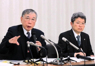 会見する遺族代理人の川人博弁護士（左）と井上耕史弁護士＝２７日午後、東京都内（撮影・藤森恵一郎）