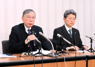 記者会見する遺族代理人の川人博弁護士（左）ら＝２７日午後、東京都内（撮影・藤森恵一郎）
