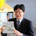 読み聞かせた経験がある絵本を手に講演する谷川浩司十七世名人＝１月２７日、神戸市中央区「こども本の森　神戸」