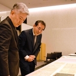 羽柴秀吉関連の史料を眺める村井祐樹・東京大史料編纂所准教授（左）と兵庫県立歴史博物館の前田徹学芸員＝姫路市本町