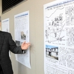 陳舜臣さんゆかりの地図などを紹介する橘雄三さん＝神戸市中央区海岸通３、神戸華僑歴史博物館