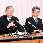 記者会見する遺族代理人の川人博弁護士（左）ら＝２７日午後、東京都内（撮影・藤森恵一郎）