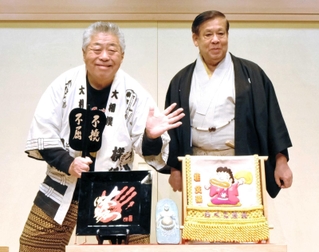 大相撲応援ウイークに出演する桂文福（左）と旭堂南鱗＝神戸市兵庫区新開地２、神戸新開地・喜楽館