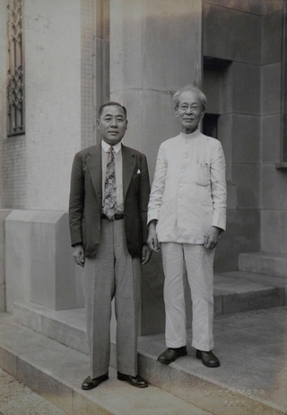 池長美術館前の池長孟（左）と牧野富太郎（神戸市立博物館蔵）
