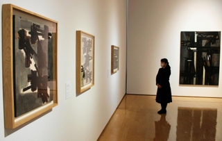 ピエール・スーラージュの作品が並ぶ会場＝兵庫県立美術館（撮影・安藤真子）