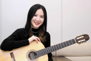 初のロック曲を収めたアルバムをリリースするクラシックギタリストの猪居亜美＝大阪市西区江戸堀１