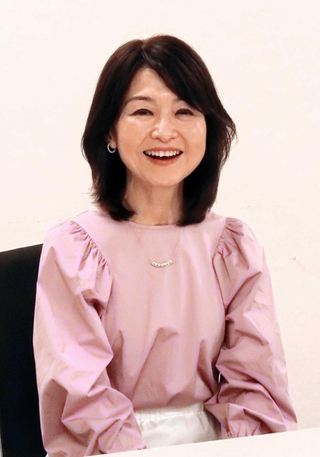 新アルバムについて語るシンガー・ソングライターの辛島美登里＝大阪市内