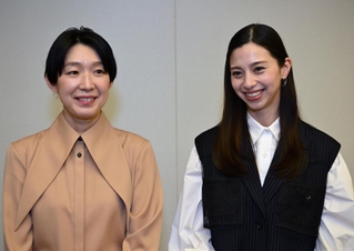 尼崎市が舞台の映画「あまろっく」の公開を前に神戸新聞社を訪問した江口のりこさん（左）と中条あやみさん＝２５日午後、神戸市中央区東川崎町１（撮影・大田将之）
