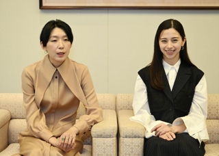 映画「あまろっく」の公開を前にインタビューに応じる江口のりこさん（左）と中条あやみさん＝２５日午後、神戸市中央区東川崎町１、神戸新聞社（撮影・大田将之）