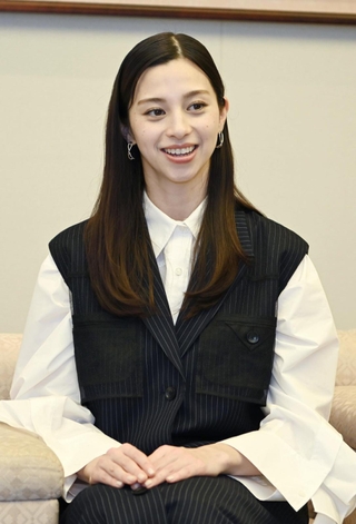 映画「あまろっく」の公開を前にインタビューに応じる中条あやみさん＝２５日午後、神戸市中央区東川崎町１、神戸新聞社（撮影・大田将之）