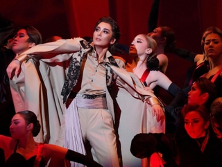 悪夢にとらわれるユリウス（中央、月城かなと）＝宝塚市栄町１、宝塚大劇場（撮影・高部洋祐）