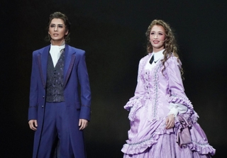 未来に向かって歩み出すユリウス（左、月城かなと）とアデーラ（海乃美月）＝宝塚市栄町１、宝塚大劇場（撮影・高部洋祐）