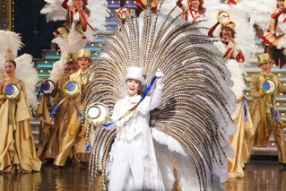 大羽根を背負う月城かなと＝宝塚市栄町１、宝塚大劇場（撮影・高部洋祐）