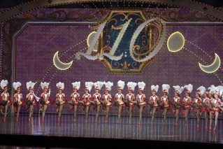 初舞台を踏んだ１１０期生によるラインダンス＝宝塚市栄町１、宝塚大劇場（撮影・高部洋祐）